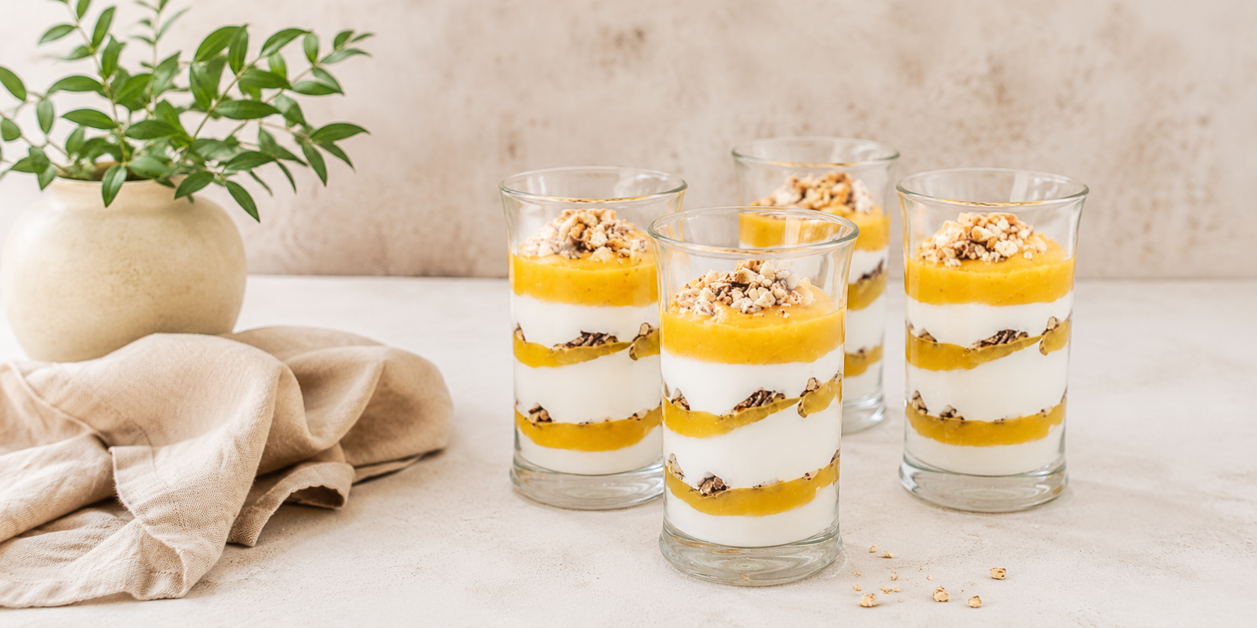 Fruchtiges Sommer-Dessert im Glas mit baelanse bar
